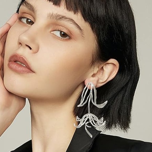 NEW!  ✨ Silver Geometric Tulip ✨ - Picture 1 of 4